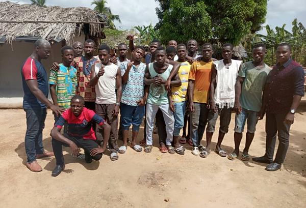 Jongeren uit Daregba, een gemeenschap in San-Pédro, die deelnemen aan het project.
